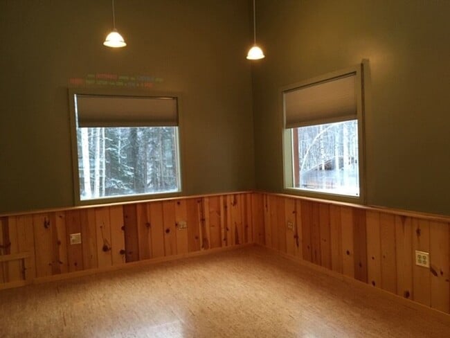 Building Photo - 2 Bed / 1 Bath Dog Friendly Home
