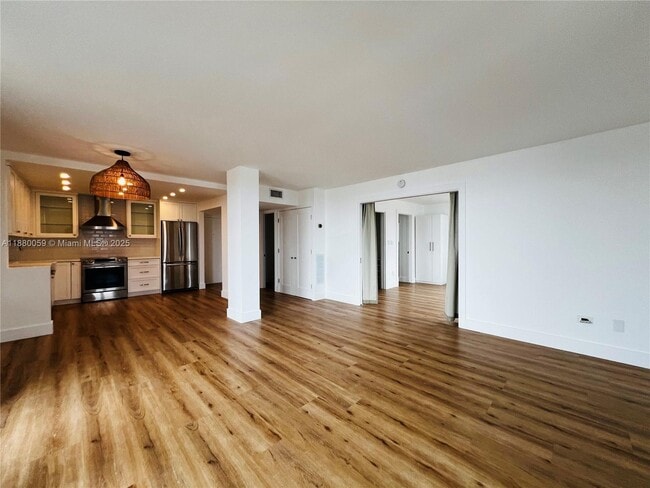 Foto del edificio - 6900 Bay Dr