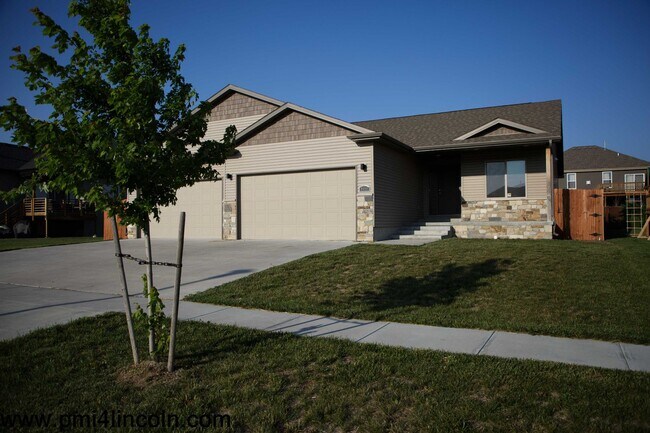 Foto del edificio - 9800 S 72 St – 5 beds/3 baths/ 3-stall