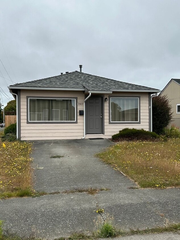 Primary Photo - Three Bed Two Bath House Eureka