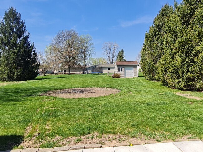 Building Photo - 30 Lakeside Dr