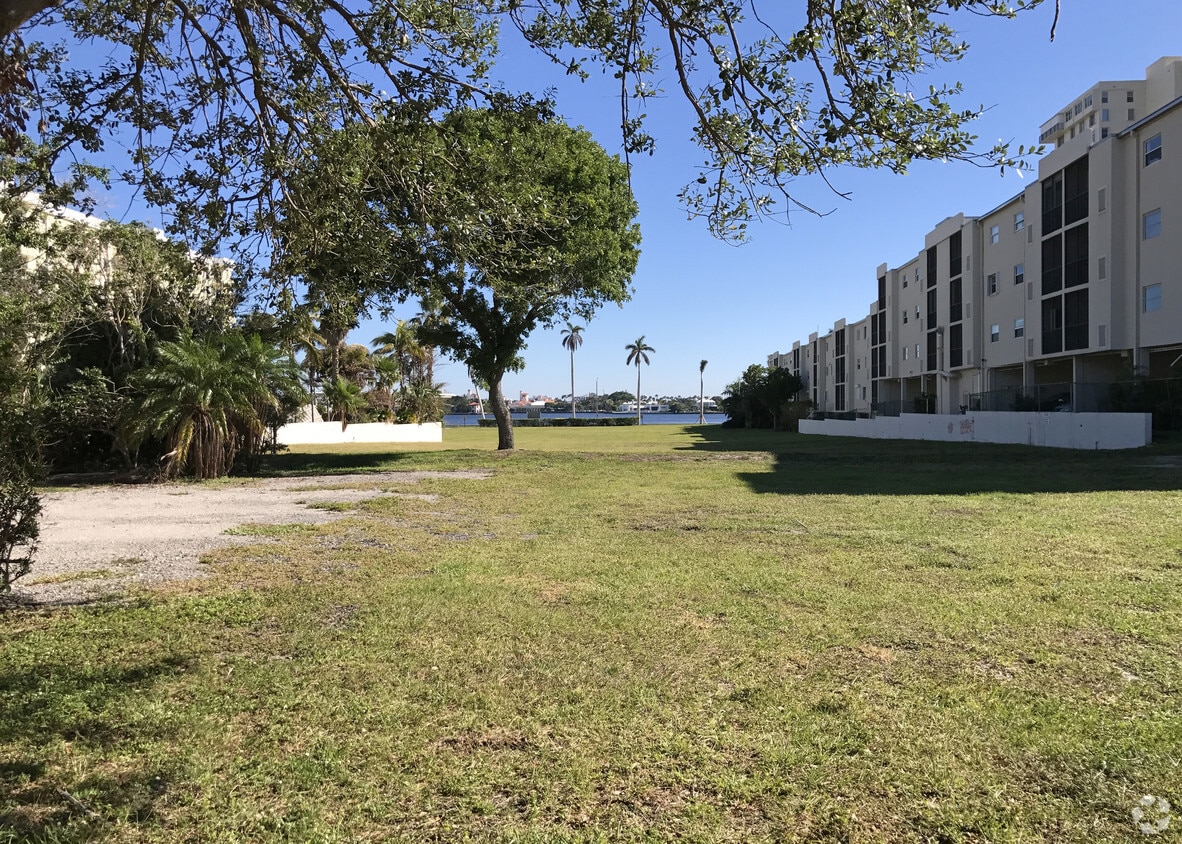 La Clara Apartments in West Palm Beach, FL