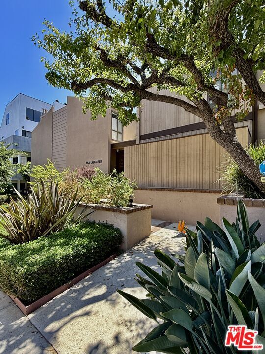 Building Photo - 853 Larrabee St