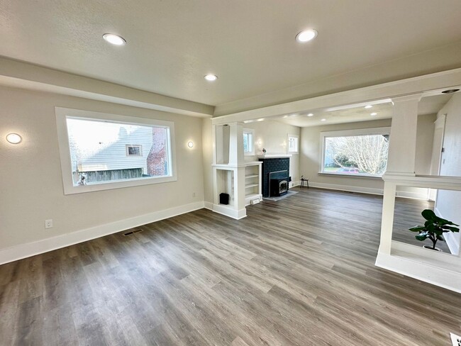 Building Photo - Fully remodeled 4-bedroom, 2-bathroom lumi...