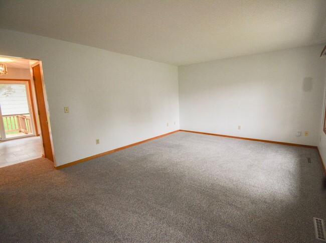 Foto del edificio - Move-In Ready 2 Bed 1 Bath With Large Yard...