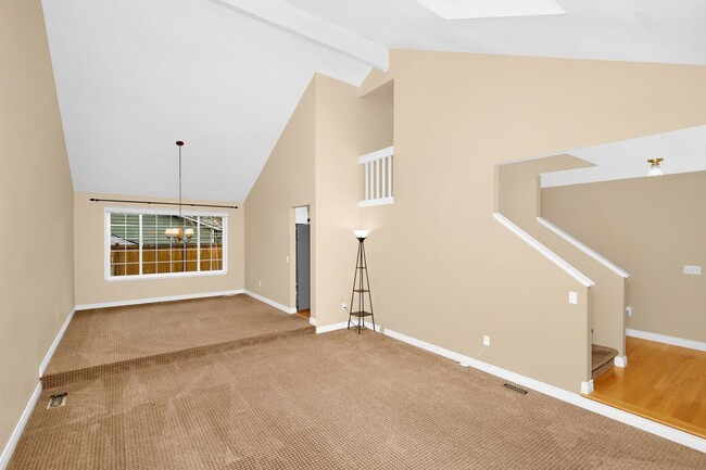 Building Photo - Sunny 5 Bedroom Home with 3 Car Garage in Quiet Neighborhood