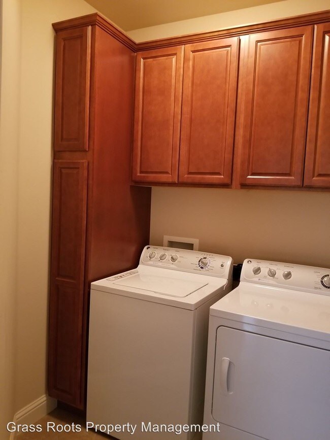 Foto del edificio - 3 br, 3 bath House - 15632 Fay Rd