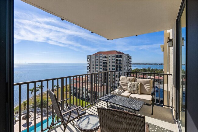 Building Photo - Spacious Waterfront 2/2 condo - Furn. or U...