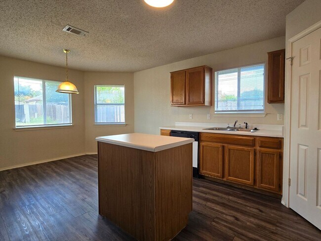 Foto del edificio - HUD/SECTION 8 ACCEPTED - AVAILABLE NOW!