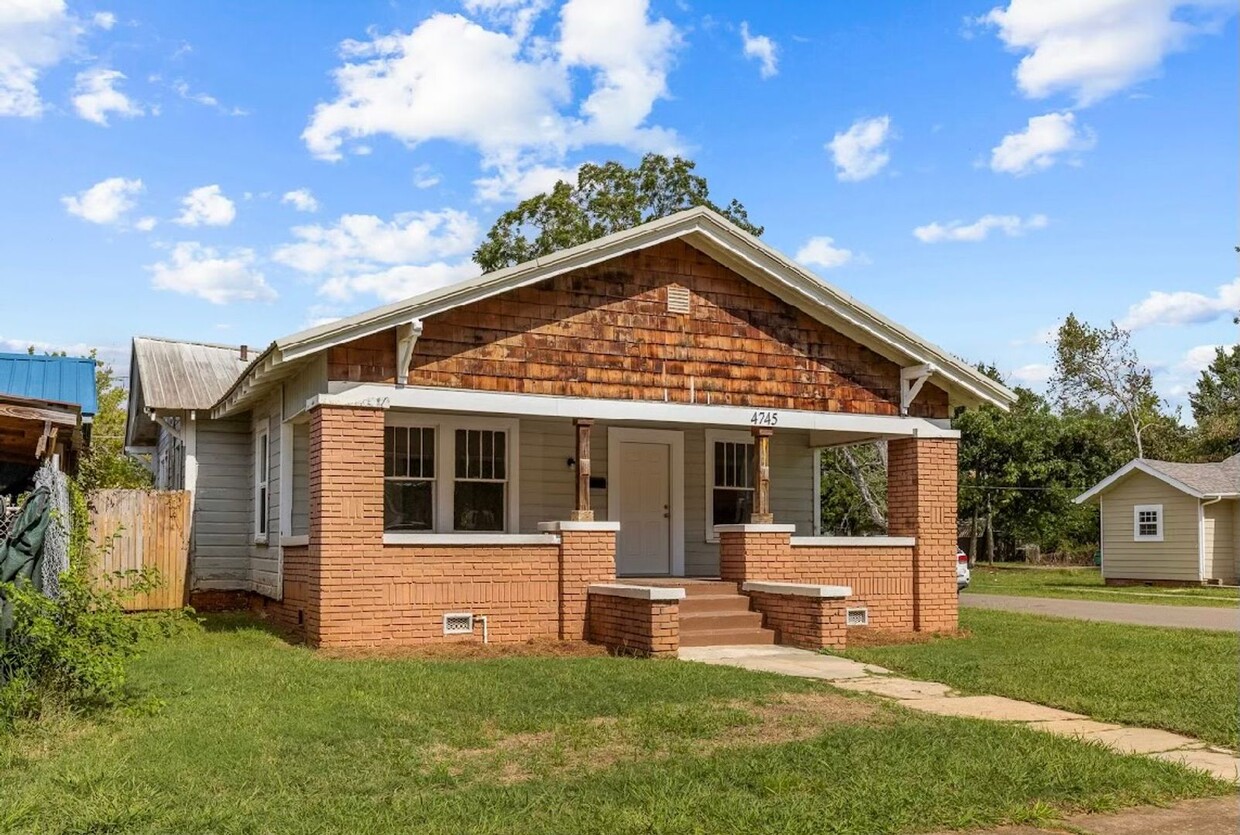 Foto principal - Newly renovated 3 bedroom, 2 bath home wit...