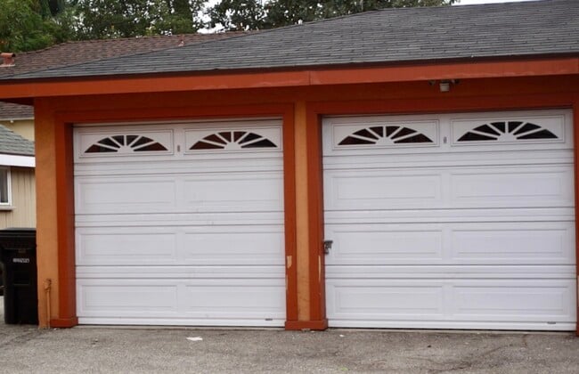 Building Photo - 4606 Vineland Ave