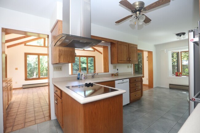 Building Photo - Stunning Brik Rancher