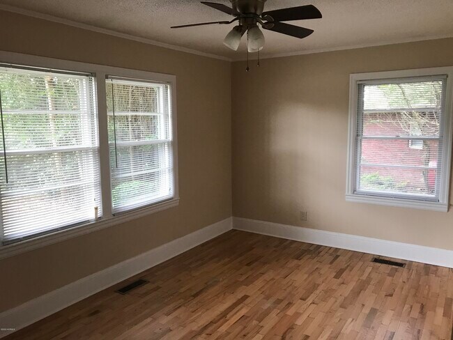 Building Photo - 5310 Greenleaf Dr