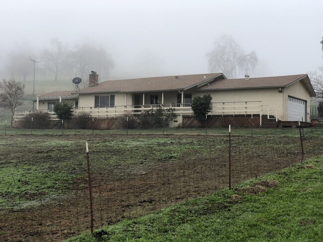 Foto del edificio - Butte Valley Horse Property 4 bed/2 bath