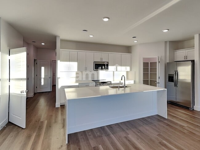Building Photo - 5871 Vaes Dothrak St