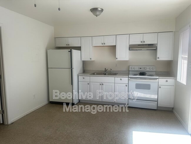 Building Photo - 1102 E Polk St