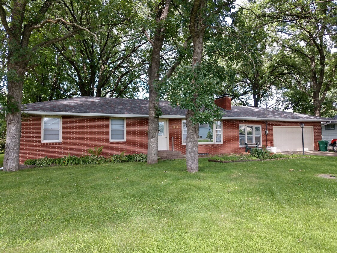 Primary Photo - Very Spacious 3 bedroom Brick Rambler