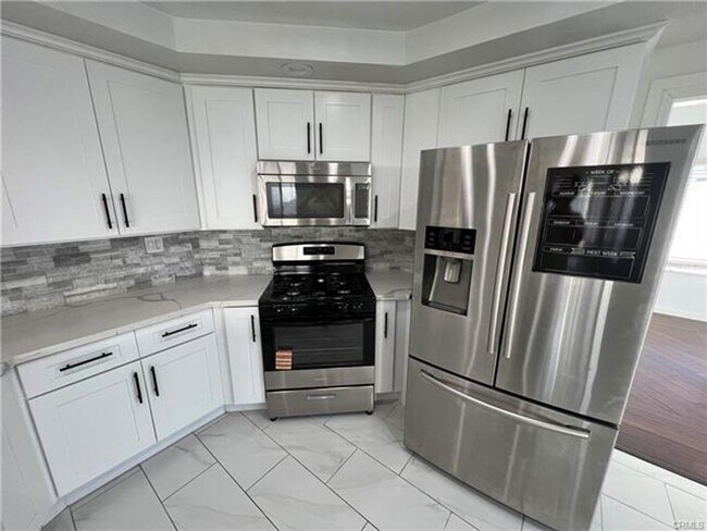 Building Photo - Beautifully Menifee Home with Three-Car Ga...
