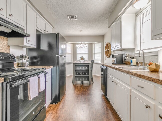 Building Photo - 324 W Silverwood Dr