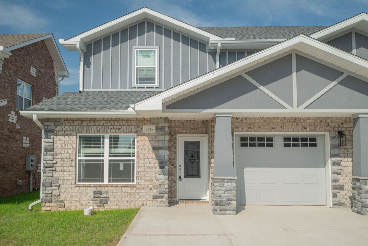 Foto principal - Brand New 2-Bed/3-Bath Townhouse in Joplin...