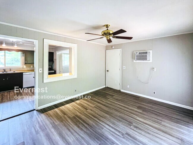 Foto del edificio - Charming 3-Bed Home with Fireplace, Fenced...
