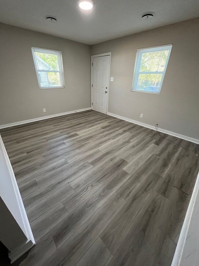 Building Photo - 2206 W Knox St