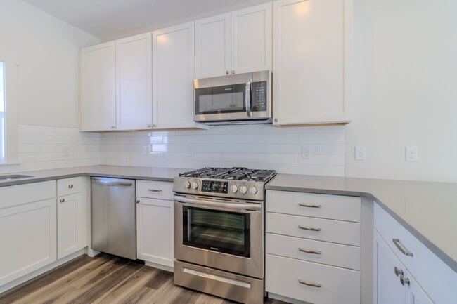 Building Photo - Premier Place and Premier Living!