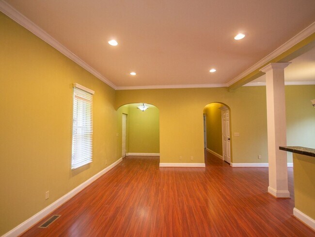 Building Photo - Nice Home with Country Setting!