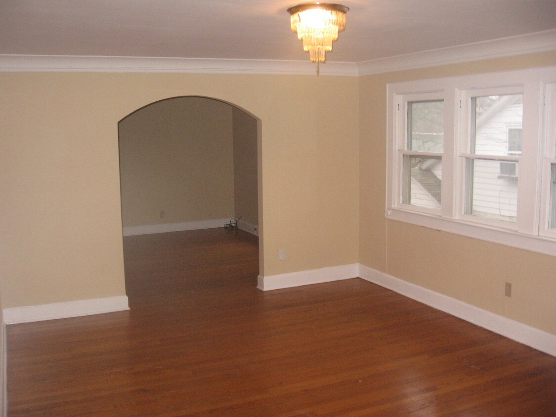 UPSTAIRS DINING ROOM - 204 E 49th St