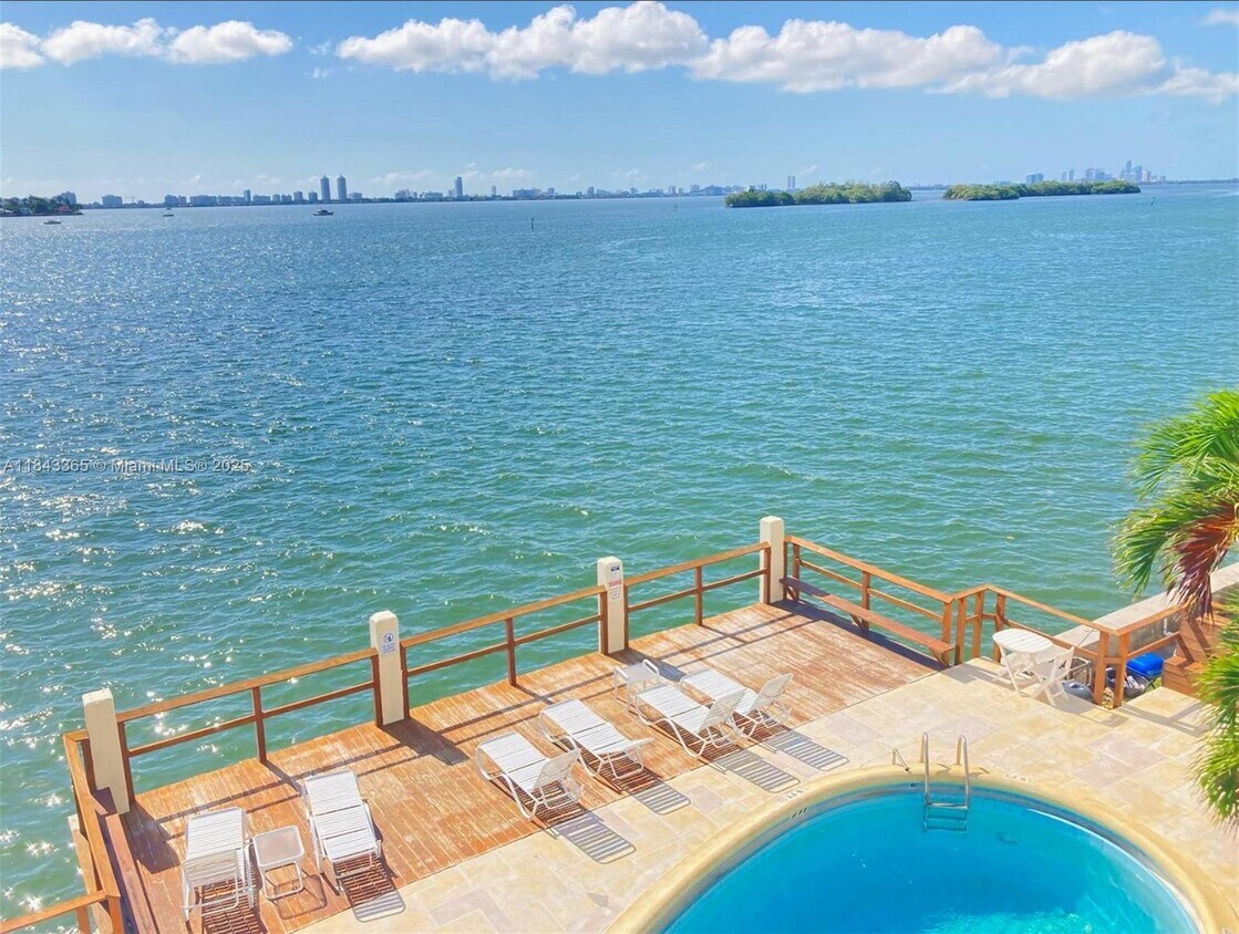 Foto principal - 7845 NE Bayshore Ct