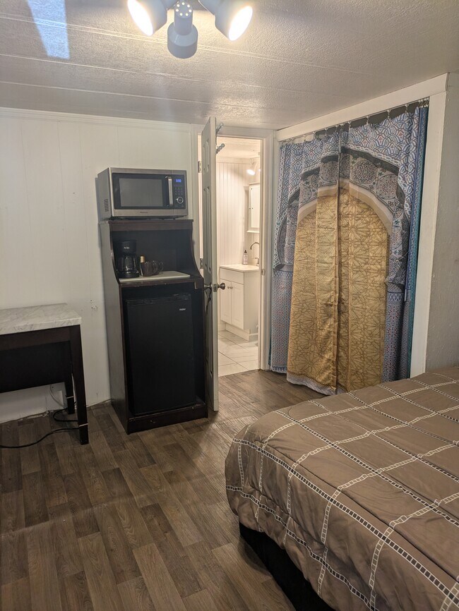 Foto del edificio - 9838 Lake Dr