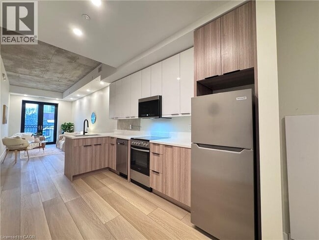 Building Photo - 169 James St S