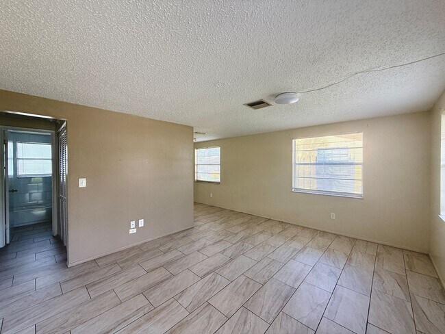 Building Photo - 2716 52nd Ave Dr W