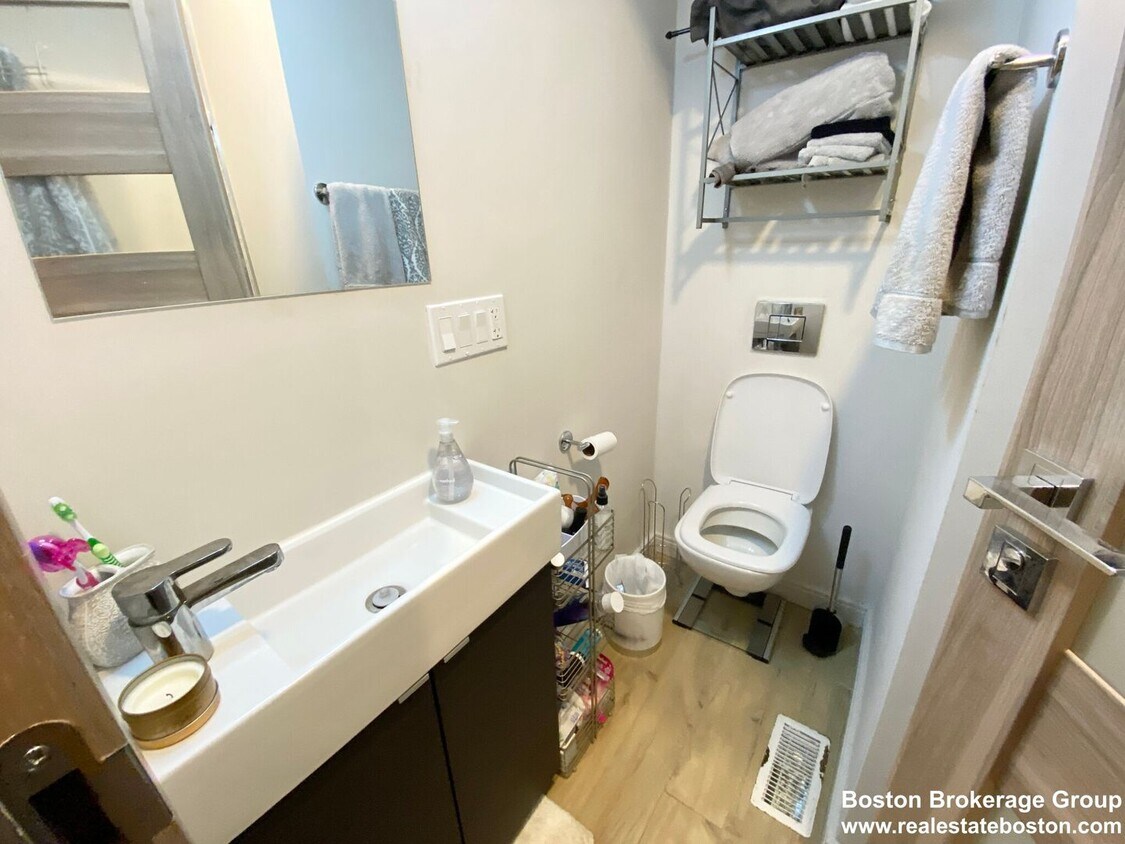 Foto principal - Renovated 4 Bed/2 Bath w/ In-Unit Laundry ...
