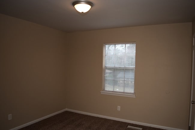 Building Photo - Newly Renovated 1433 Brewster Circle**