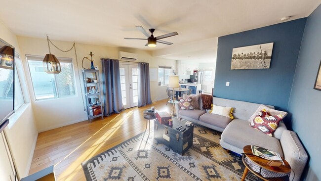 Foto del edificio - Charming 2-Bedroom Home with Mini Golf Course, Spacious Yard, and Ample Parking