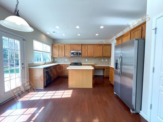 Building Photo - Beautiful 4 Bedroom Home with 1st Floor Of...