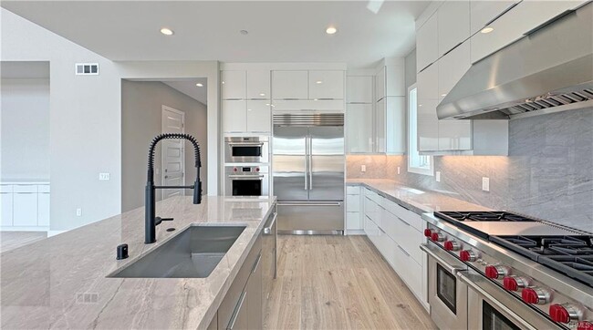 Building Photo - 217 Stage