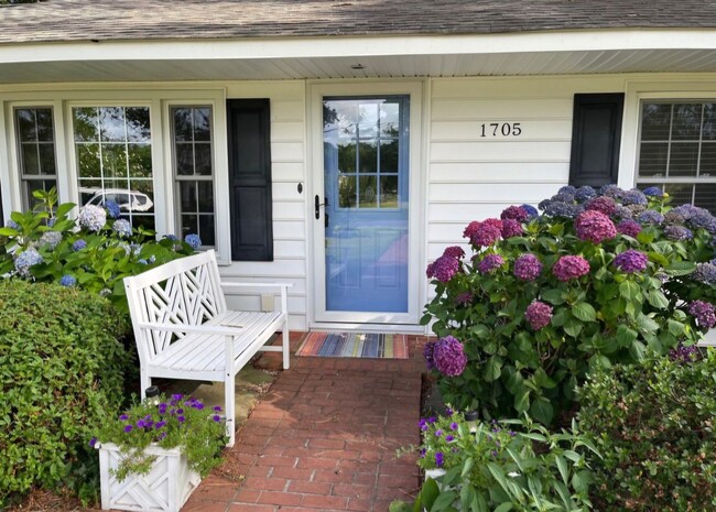 Building Photo - Quaint 2 Bedroom Cottage Steps from the Ch...