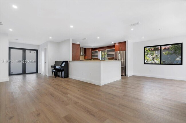 Foto del edificio - 8951 Byron Ave