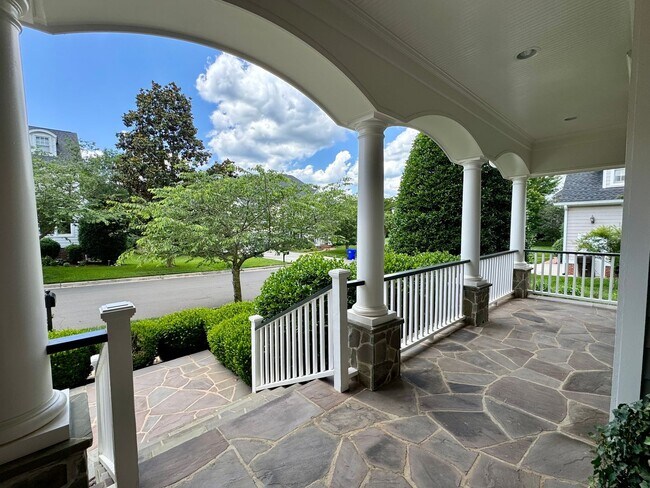 Building Photo - Gorgeous 4 bedroom/3.5 bath, 3547 SQFT hou...