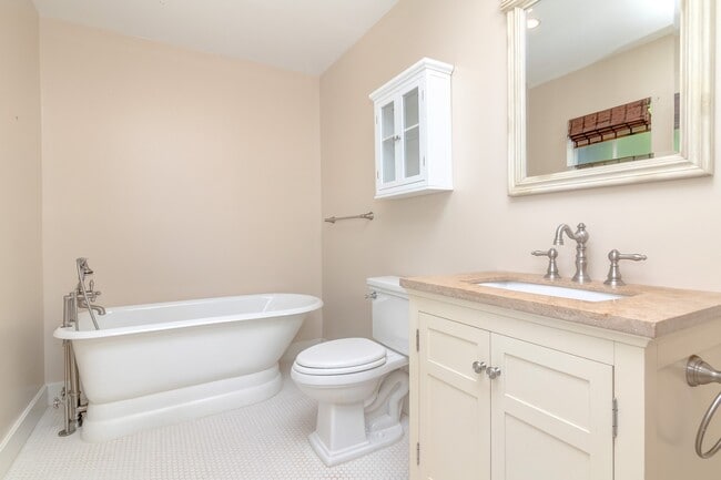 Building Photo - Chic 3 Bed/ 3 Bath Winter Park Cottage Ava...