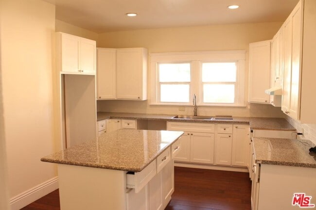 Building Photo - 1244 W 46th St