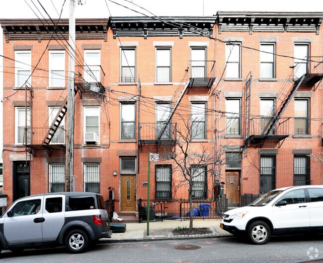 Building Photo - 662 Henry St