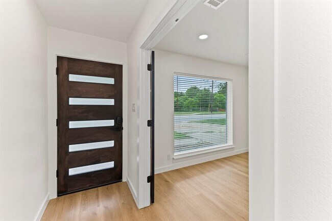 Foto del edificio - 2914 Loyola Ln