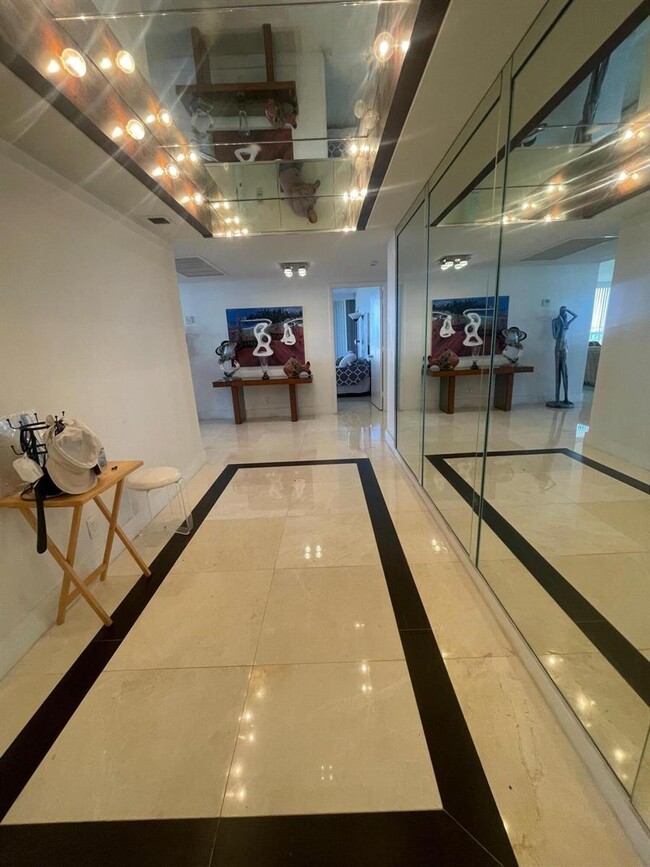 Foto del edificio - 10155 Collins Ave