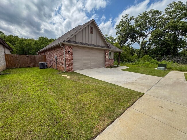 Building Photo - 3 Bedroom 2 Bath Newly Construction in Whi...