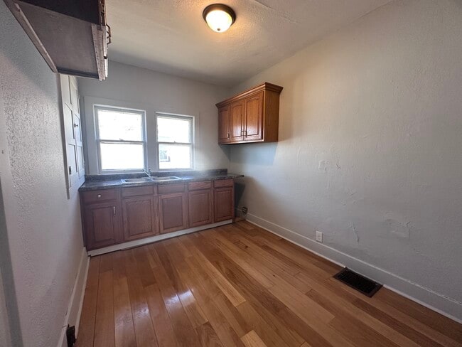 Building Photo - 911 Main-W