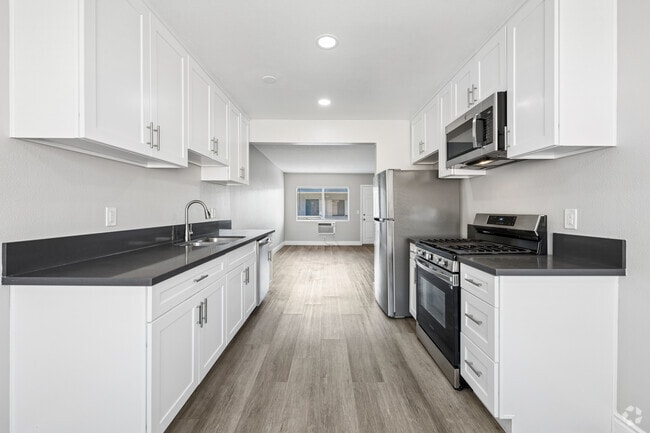 2BR, 1BA - 865SF - Kitchen - Palm View Apartments in Azusa