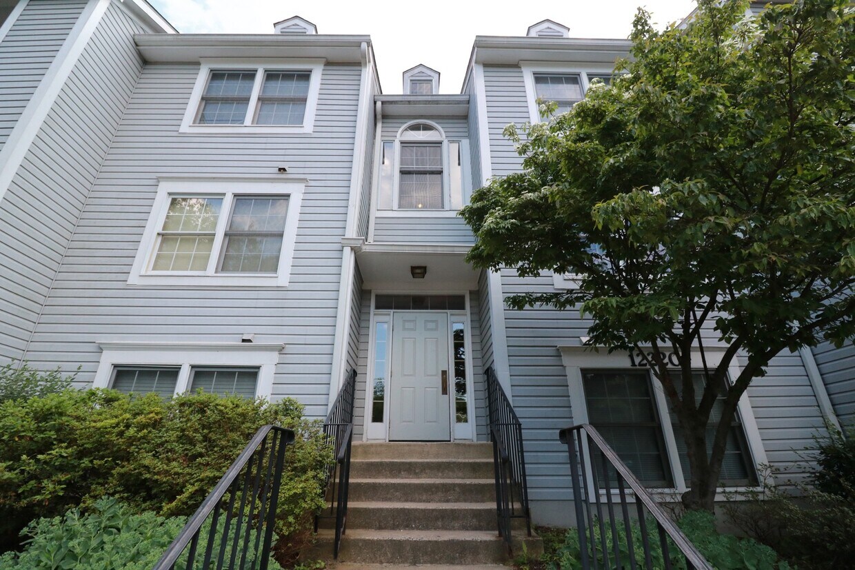 Updated - 2BD/2BA on 2nd floor with Balcony! - Updated - 2BD/2BA on 2nd floor with Balcony!